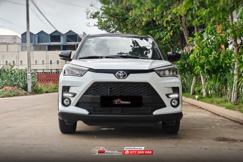 ឡានស្អាត 2023 full option ដំបូលខ្មៅ