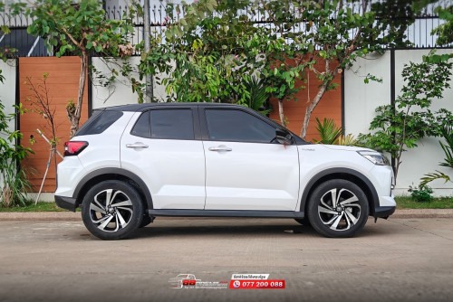 ឡានស្អាត 2023 full option ដំបូលខ្មៅ