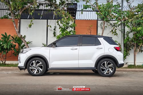 ឡានស្អាត 2023 full option ដំបូលខ្មៅ