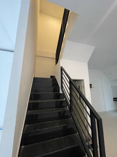 ផ្ទះលក់បន្ទាន់ តម្លៃ 37000$ កាលទិញ 48000$