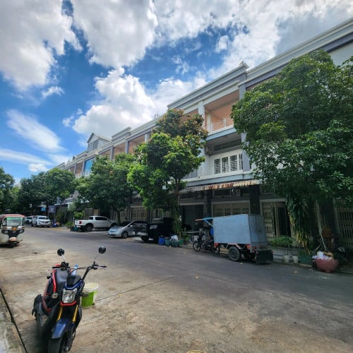 លក់ខាតដើមកាលទិញ ( 5ម៉ឺន)