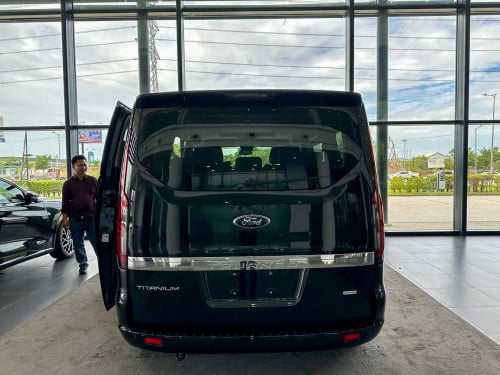 រថយន្ត FORD TOURNEO សម្រាប់ជួល