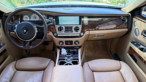រថយន្ត Rolls-Royce Ghost ឆ្នាំ 2015 ម៉ាស៊ីន V12