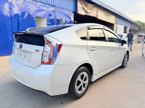2014 Toyota Prius  Option 3 ខាងក្នុងលឿង ឃ្មុំ​ហ្ស៊ីន​