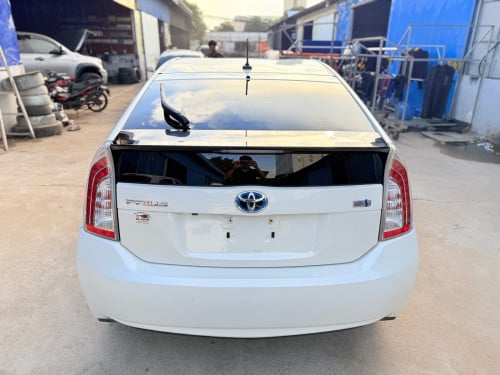 2014 Toyota Prius  Option 3 ខាងក្នុងលឿង ឃ្មុំ​ហ្ស៊ីន​