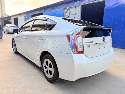 2014 Toyota Prius  Option 3 ខាងក្នុងលឿង ឃ្មុំ​ហ្ស៊ីន​