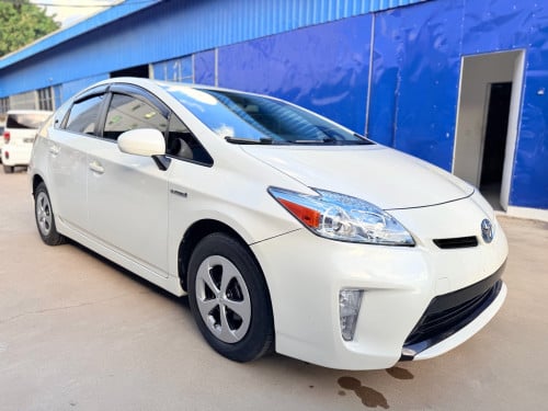 2014 Toyota Prius  Option 3 ខាងក្នុងលឿង ឃ្មុំ​ហ្ស៊ីន​