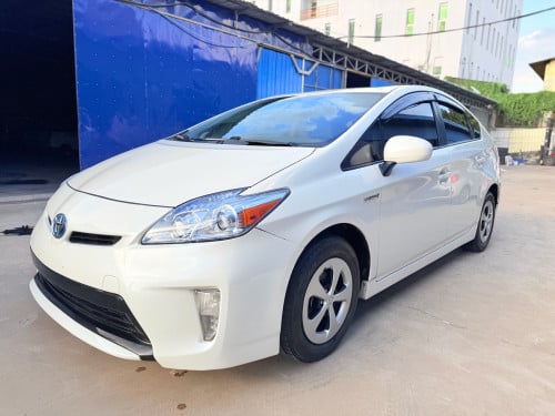 2014 Toyota Prius  Option 3 ខាងក្នុងលឿង ឃ្មុំ​ហ្ស៊ីន​