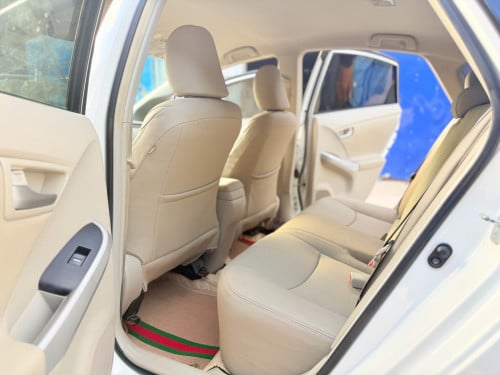 2014 Toyota Prius  Option 3 ខាងក្នុងលឿង ឃ្មុំ​ហ្ស៊ីន​