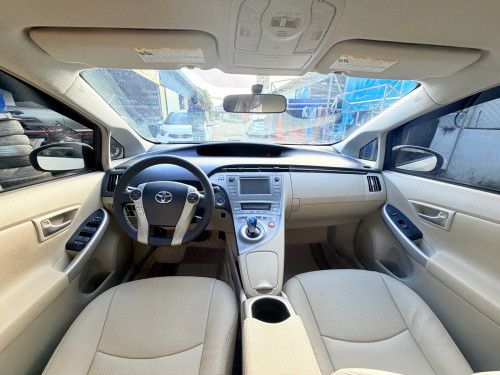 2014 Toyota Prius  Option 3 ខាងក្នុងលឿង ឃ្មុំ​ហ្ស៊ីន​