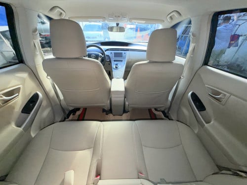 2014 Toyota Prius  Option 3 ខាងក្នុងលឿង ឃ្មុំ​ហ្ស៊ីន​