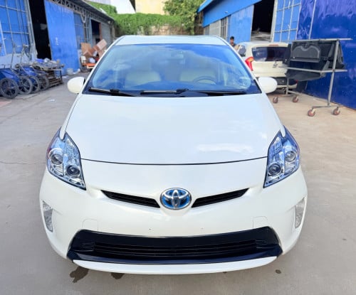2014 Toyota Prius  Option 3 ខាងក្នុងលឿង ឃ្មុំ​ហ្ស៊ីន​