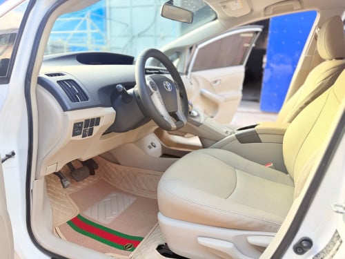 2014 Toyota Prius  Option 3 ខាងក្នុងលឿង ឃ្មុំ​ហ្ស៊ីន​