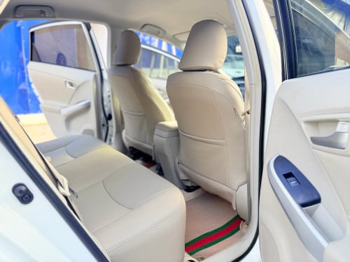 2014 Toyota Prius  Option 3 ខាងក្នុងលឿង ឃ្មុំ​ហ្ស៊ីន​