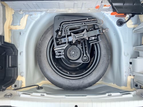 2014 Toyota Prius  Option 3 ខាងក្នុងលឿង ឃ្មុំ​ហ្ស៊ីន​