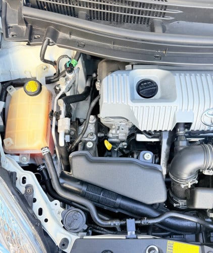 2014 Toyota Prius  Option 3 ខាងក្នុងលឿង ឃ្មុំ​ហ្ស៊ីន​