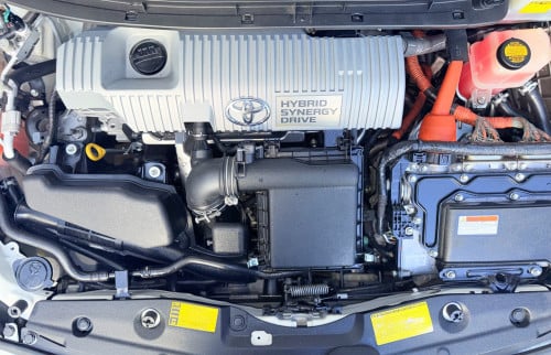 2014 Toyota Prius  Option 3 ខាងក្នុងលឿង ឃ្មុំ​ហ្ស៊ីន​