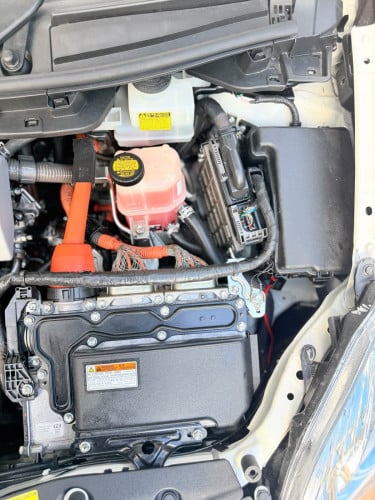 2014 Toyota Prius  Option 3 ខាងក្នុងលឿង ឃ្មុំ​ហ្ស៊ីន​