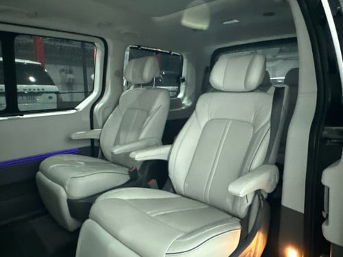 2025 Hyundai MPV 7-seater. STARIA. Original paint throughout. 11,000 km mileage.