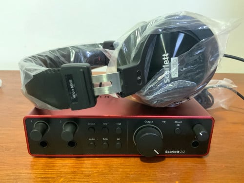 Focusrite Scarlett 2i2 (4th Gen) & Studio Headphones – Pristine Condition