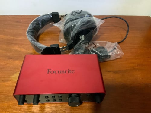 Focusrite Scarlett 2i2 (4th Gen) & Studio Headphones – Pristine Condition