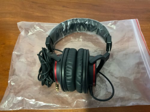 Focusrite Scarlett 2i2 (4th Gen) & Studio Headphones – Pristine Condition