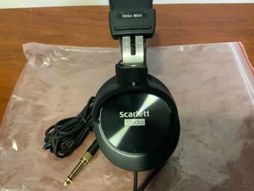 Focusrite Scarlett 2i2 (4th Gen) & Studio Headphones – Pristine Condition