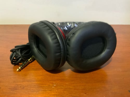 Focusrite Scarlett 2i2 (4th Gen) & Studio Headphones – Pristine Condition