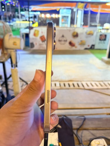 iPhone 16 pro max LL 256g battery 100% charger 50 time