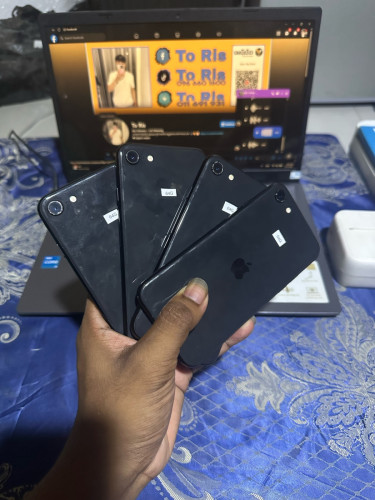 iPhone SE2 64G សានុំសុីន ស្គេន ស្អាតៗ 38$