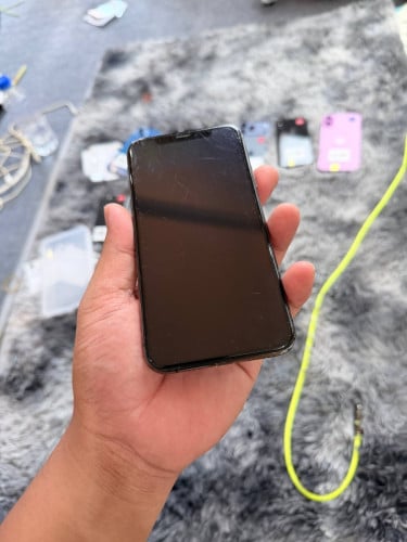 iPhone XS 64G អេក្រង់ស៉ីន មានស្កេនមុខ លក់ 130$បញ្ជាក់ ស្ទើរកញ្ចក់