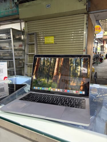 MacBook Pro 2019 13inh Corei5 256G Ram8G បែកក្រោមអេក្រង់តិច