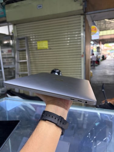 MacBook Pro 2019 13inh Corei5 256G Ram8G បែកក្រោមអេក្រង់តិច
