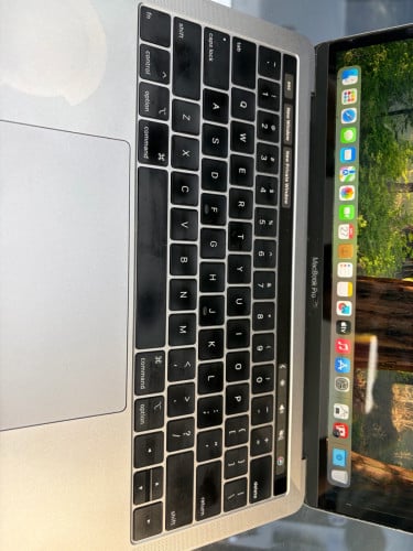 MacBook Pro 2019 13inh Corei5 256G Ram8G បែកក្រោមអេក្រង់តិច