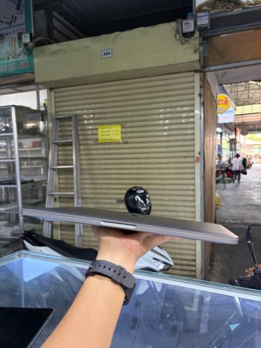 MacBook Pro 2019 13inh Corei5 256G Ram8G បែកក្រោមអេក្រង់តិច