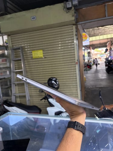 MacBook Pro 2019 13inh Corei5 256G Ram8G បែកក្រោមអេក្រង់តិច