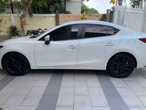 Mazda 3 ស៊េរីឆ្នាំ 2019 ឡានស្អាត  ផ្លាកលេខភ្នំពេញ