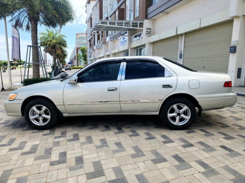 Toyota Camry LE 2000
