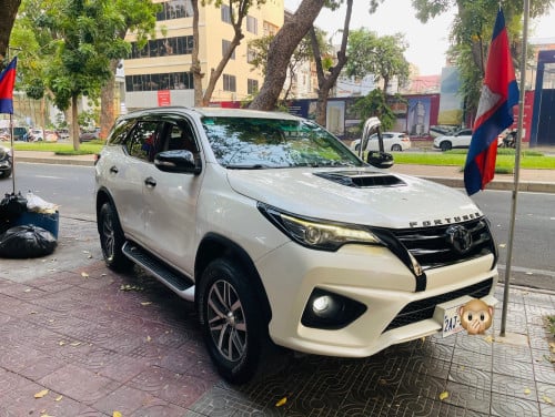 Toyota fortuner ចំនួន​ ៤​ គ្រឿង