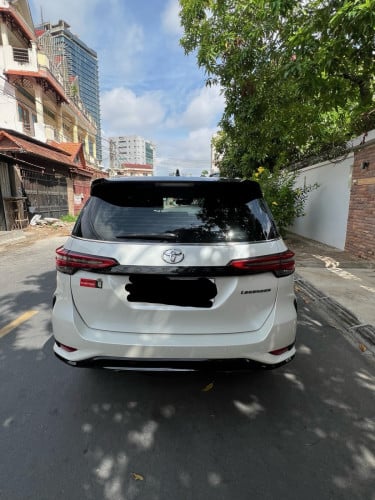 Toyota Fortuner 2022ឡានស្អាត