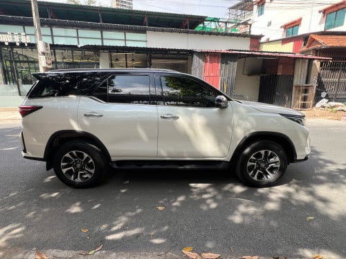 Toyota Fortuner 2022ឡានស្អាត