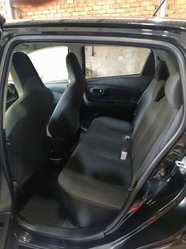 Toyota Vitz 015 ពណ៌ខ្មៅ