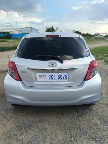 ឆ្នាំ 2013 Toyota Vitz Smart Key