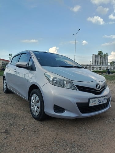 ឆ្នាំ 2013 Toyota Vitz Smart Key