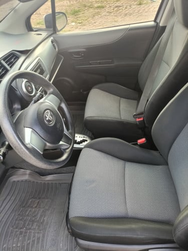 ឆ្នាំ 2013 Toyota Vitz Smart Key