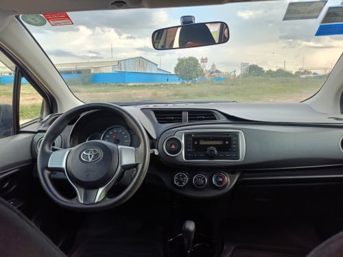ឆ្នាំ 2013 Toyota Vitz Smart Key