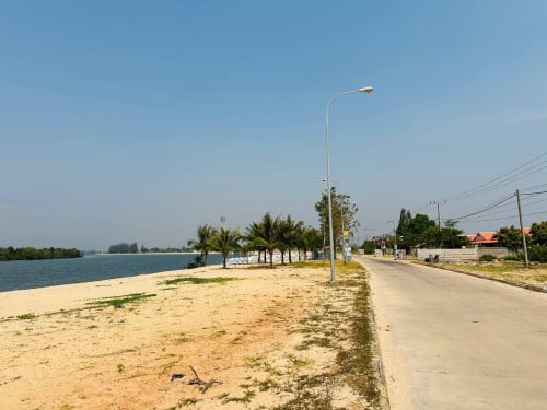 ក្រុងកំពតដីលក់ទល់មុខព្រែកឆ្នេរកោះស្មៅ