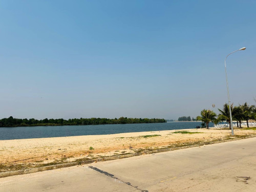 ក្រុងកំពតដីលក់ទល់មុខព្រែកឆ្នេរកោះស្មៅ