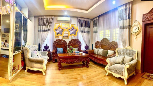 វីឡាភ្លោះជួលនៅប៉េងហ៊ួតបឹងស្នោរ