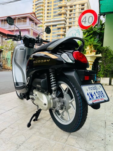 ធានាម៉ូតូស្អាតដូចរូបធានាមាសុិនមួយឆ្នាំម៉ូតូមានកាតគ្រីស្លាកលេខត្រឹមត្រូវ